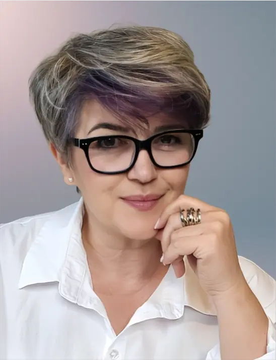 Tatjana Radovanovic with gardient background and folded hand in front of face