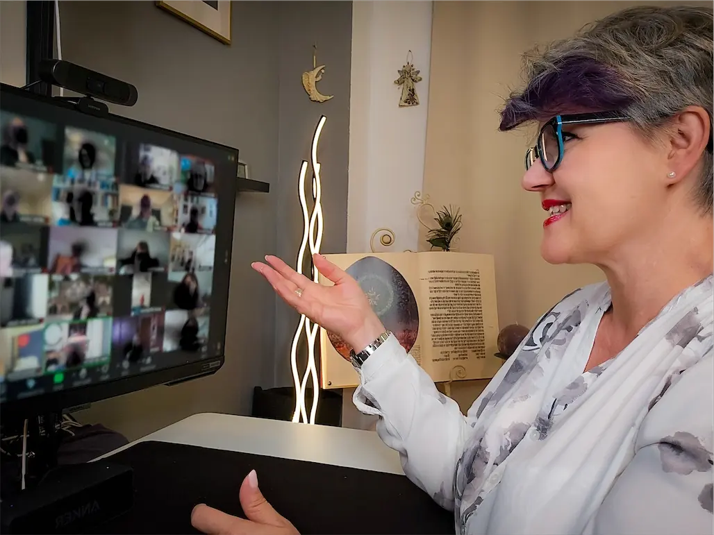 Tatjana teaching on Zoom with hand held out